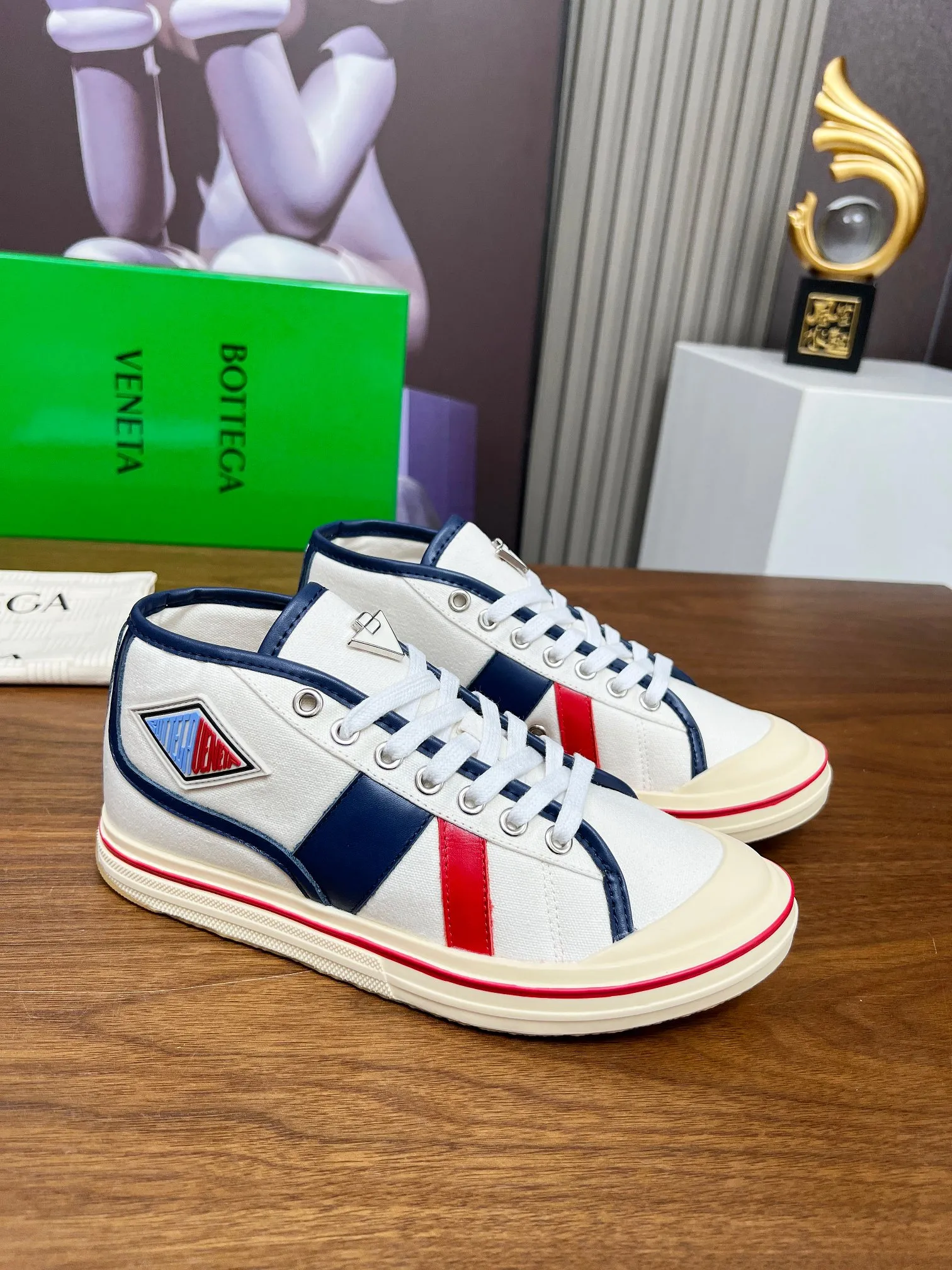Men's men's shoes 💰520💰 Bottega Veneta BV's latest Eliot series retro basketball shoes casual sports canvas shoes 🔥Become a god when it is launched!🔥 Inspired by retro basketball sneakers, the color combination highlights youthful vitality and perfectly interprets the theme of youth and childlike innocence. The details are also very particular. The summer canvas brings excellent durability and comfort. Designs such as calfskin trim, rubber toe caps and hand-painted retro red lines are full of retro feel. The round toe and convex sole add a modern feel and are suitable for various styles. Easily create a fashionable atmosphere. The upper foot is the focus...can be worn as a couple's shoes...The red lines on each shoe edge are hand-painted, which adds more taste and attitude! ✦Fabric: Original customized high-density canvas + cowhide ✦Inner lining: original customized breathable canvas ✦Insole: movable latex cowhide insole ✦Sole: original molded non-slip and wear-resistant TPU material ✦Sole thickness: 3cm ✦Number of sizes: female size 35--40, female 40 is customized and non-returnable ✦Number: male size 39--45, male 45 is customized and non-returnable